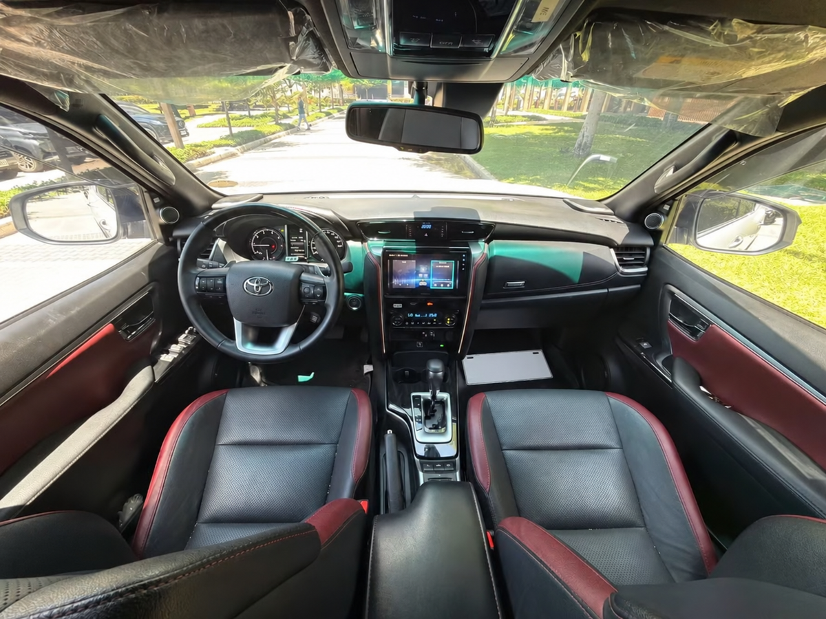 Toyota Fortuner 2.8 LTD 4x4 dashboard and front seats