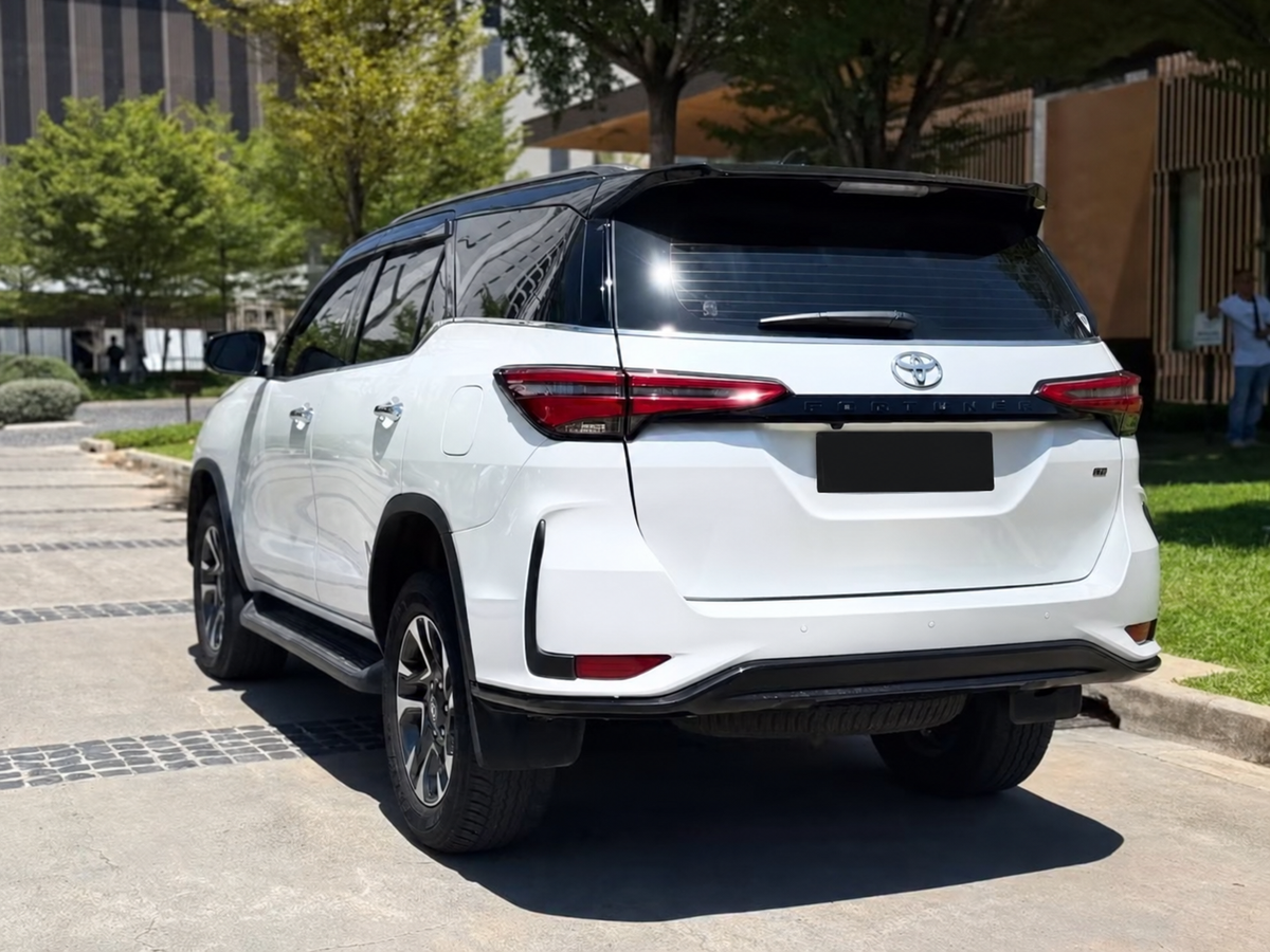 Toyota Fortuner 2.8 LTD 4x4 rear three-quarter view
