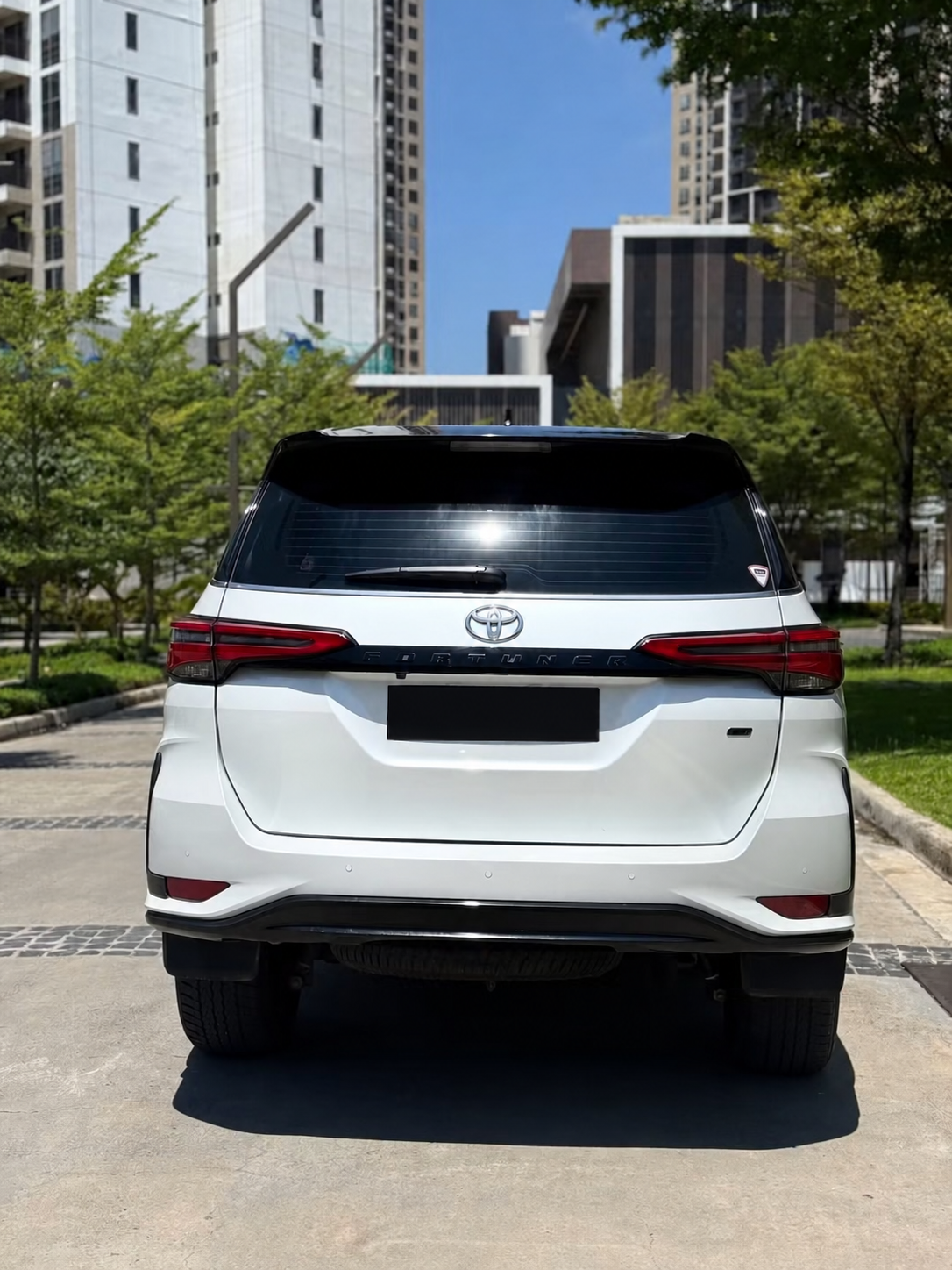 Toyota Fortuner 2.8 LTD 4x4 rear view